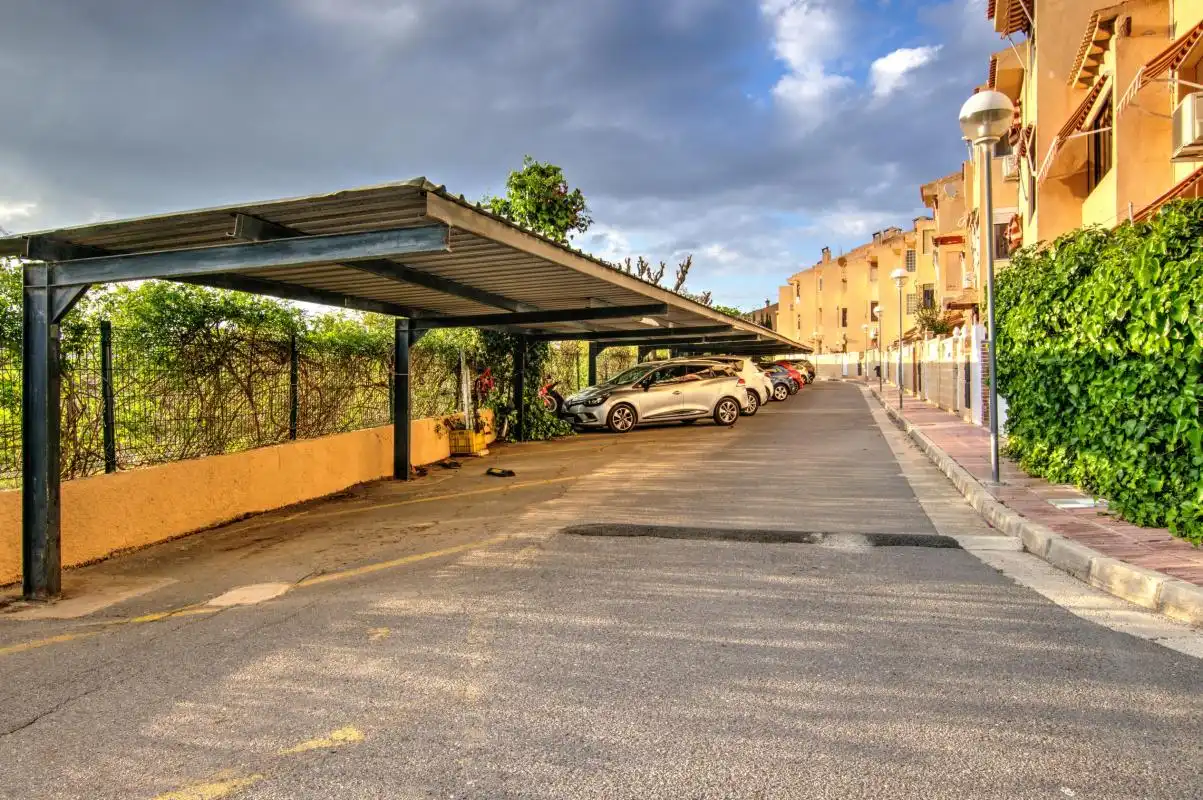 Aparcament de Casa adosada en venda en San Vicente del Raspeig / Sant Vicent del Raspeig amb Aire condicionat, Calefacció i Jardí privat