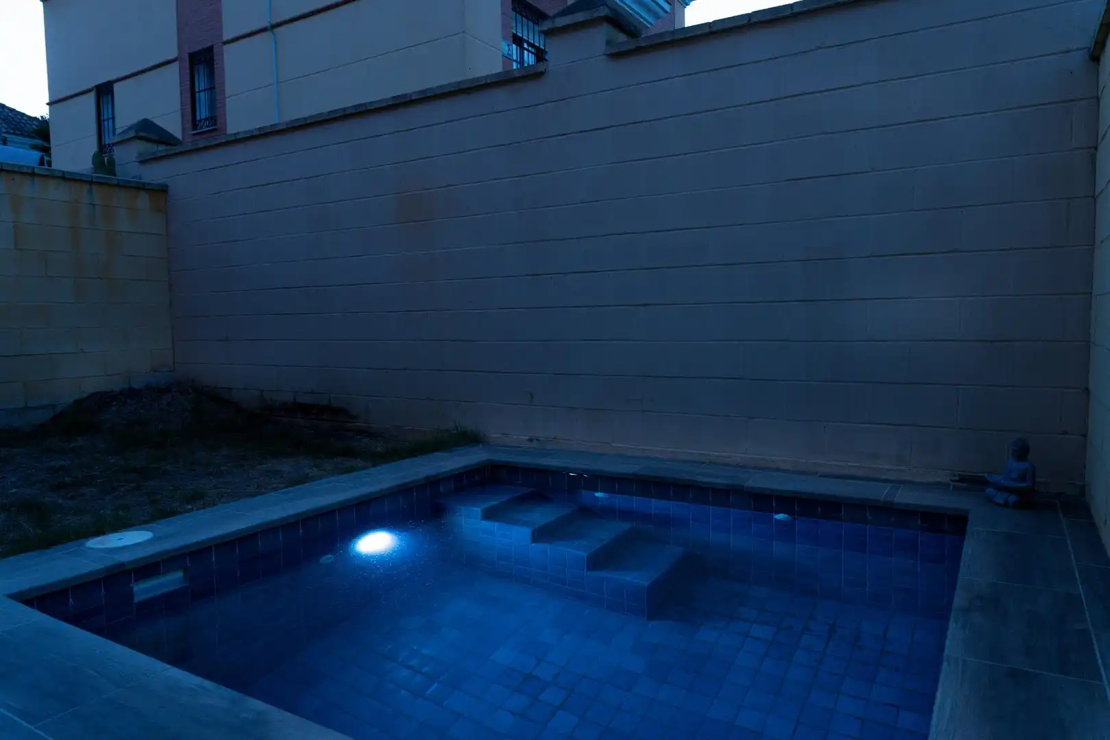 Piscina de Casa adosada en venda en San Juan de Aznalfarache amb Aire condicionat, Jardí privat i Terrassa