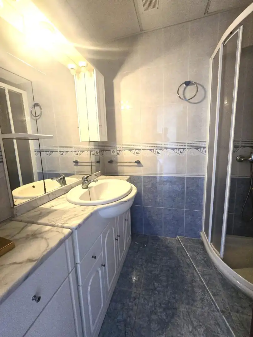 Baño de Apartamento en venta en Torrevieja con Jardín privado, Terraza y Amueblado