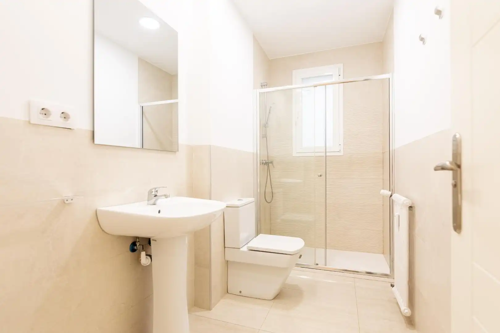 Baño de Piso de alquiler en Madrid con Aire acondicionado y Calefacción