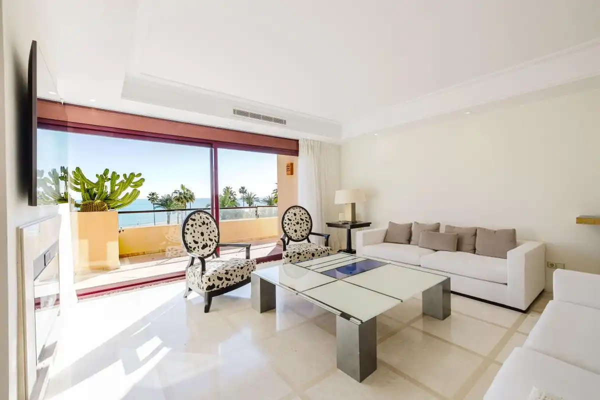 Sala d'estar de Dúplex en venda en Estepona amb Aire condicionat, Calefacció i Jardí privat