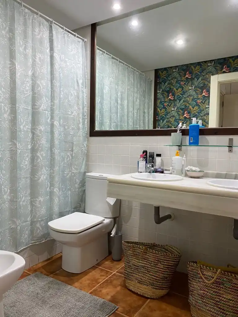 Baño de Apartamento de alquiler en Rota con Terraza, Amueblado y Horno