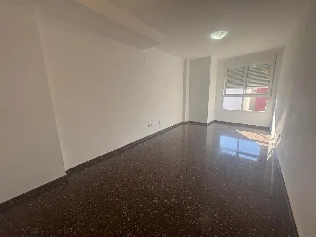 Vista exterior de Piso de alquiler en Paterna con TV y Balcón