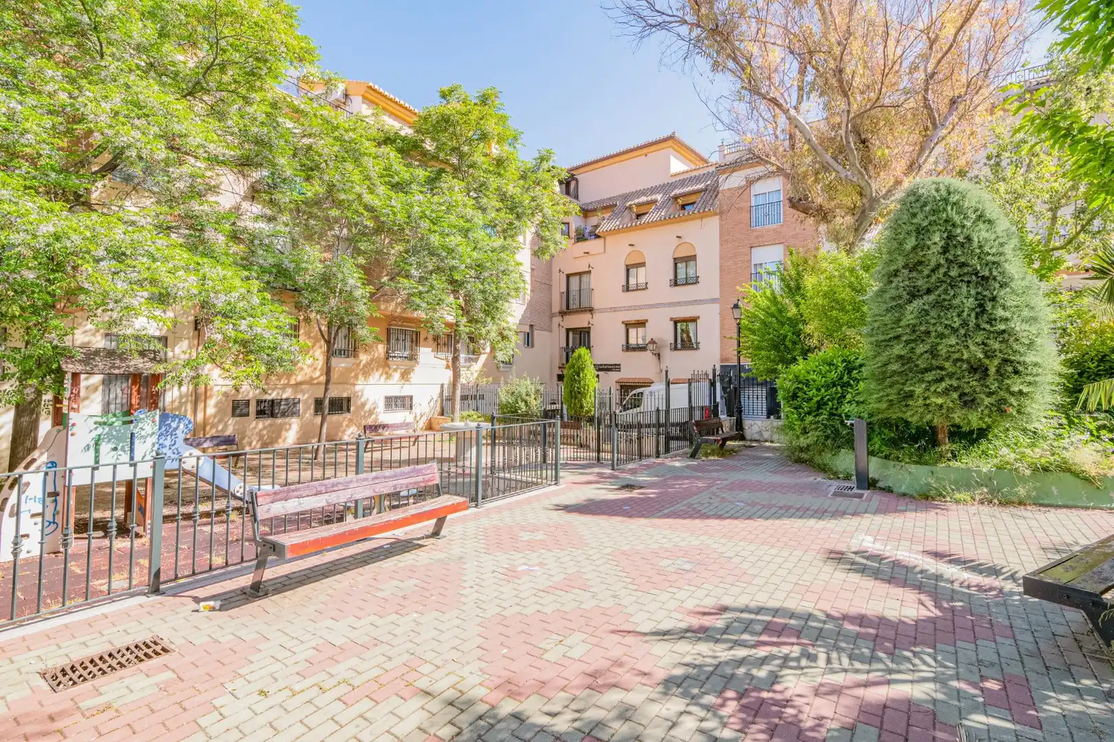 Vista exterior de Pis en venda en La Zubia amb Aire condicionat, Moblat i Balcó