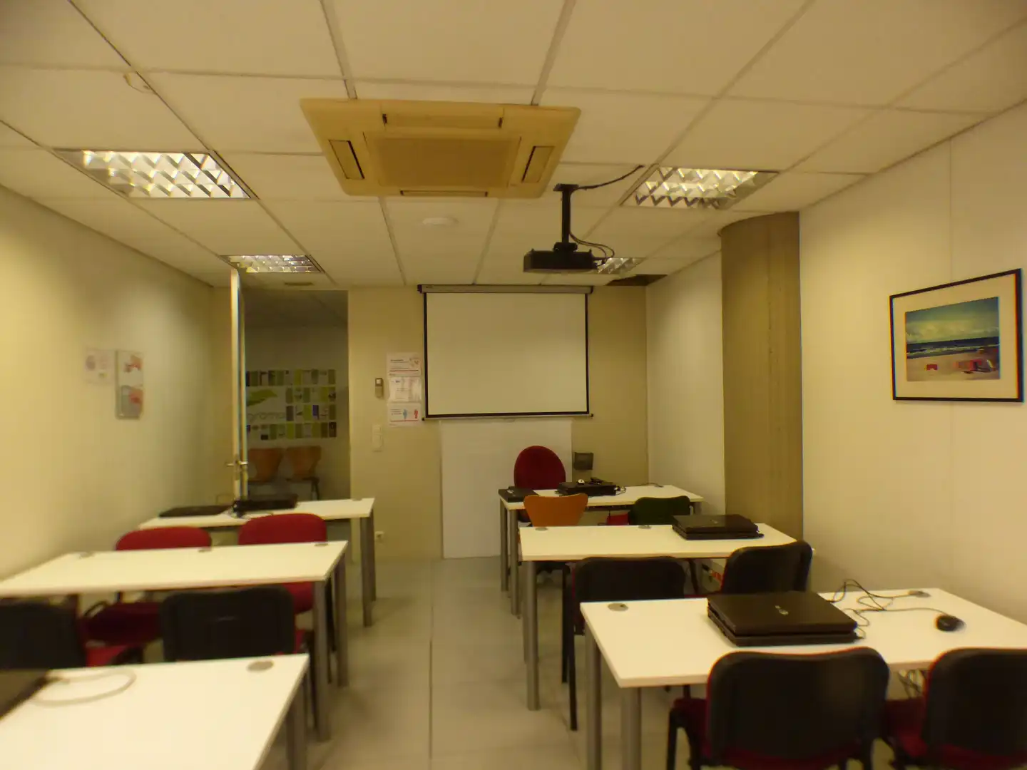 Büro zur Miete in Girona mit Klimaanlage, Heizung und Möbliert