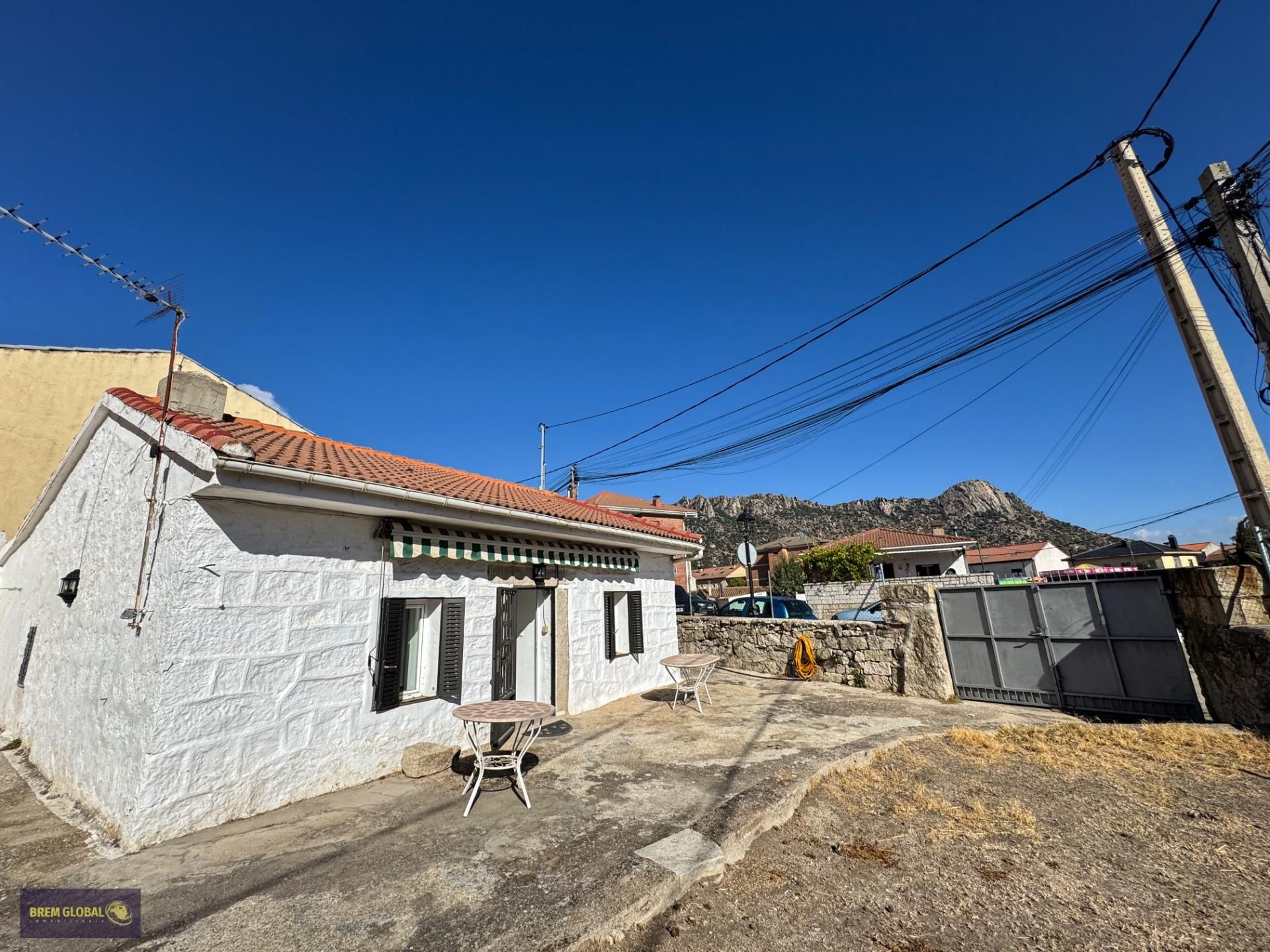 Exterior view of House or chalet for sale in La Cabrera  with Heating and Private garden