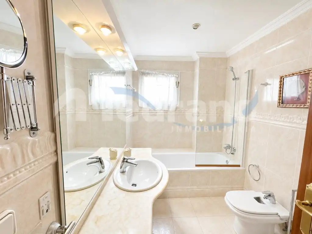 Bathroom of Flat for sale in Benidorm  with Air Conditioner, Private garden and Swimming Pool