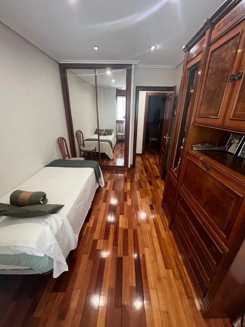 Habitación de Piso en venta en Gijón  con Calefacción, Parquet y Trastero