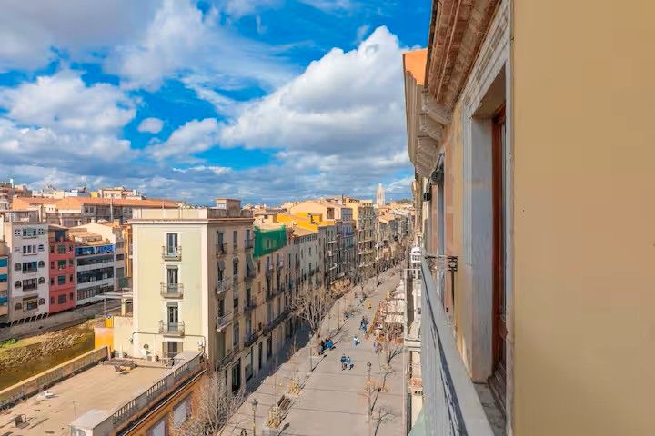 Exterior view of Flat to rent in Girona Capital  with Air Conditioner, Heating and Furnished
