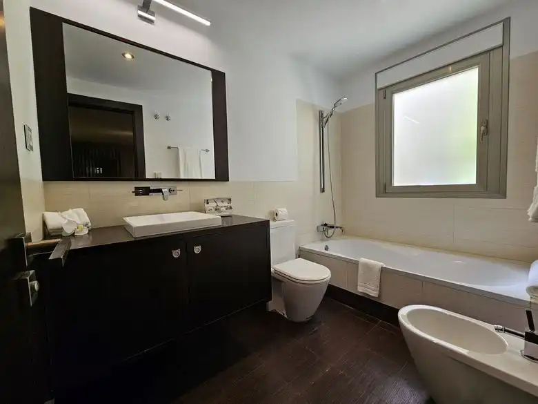 Badezimmer von Wohnungen zum Verkauf in Benahavís mit Klimaanlage, Terrasse und Möbliert