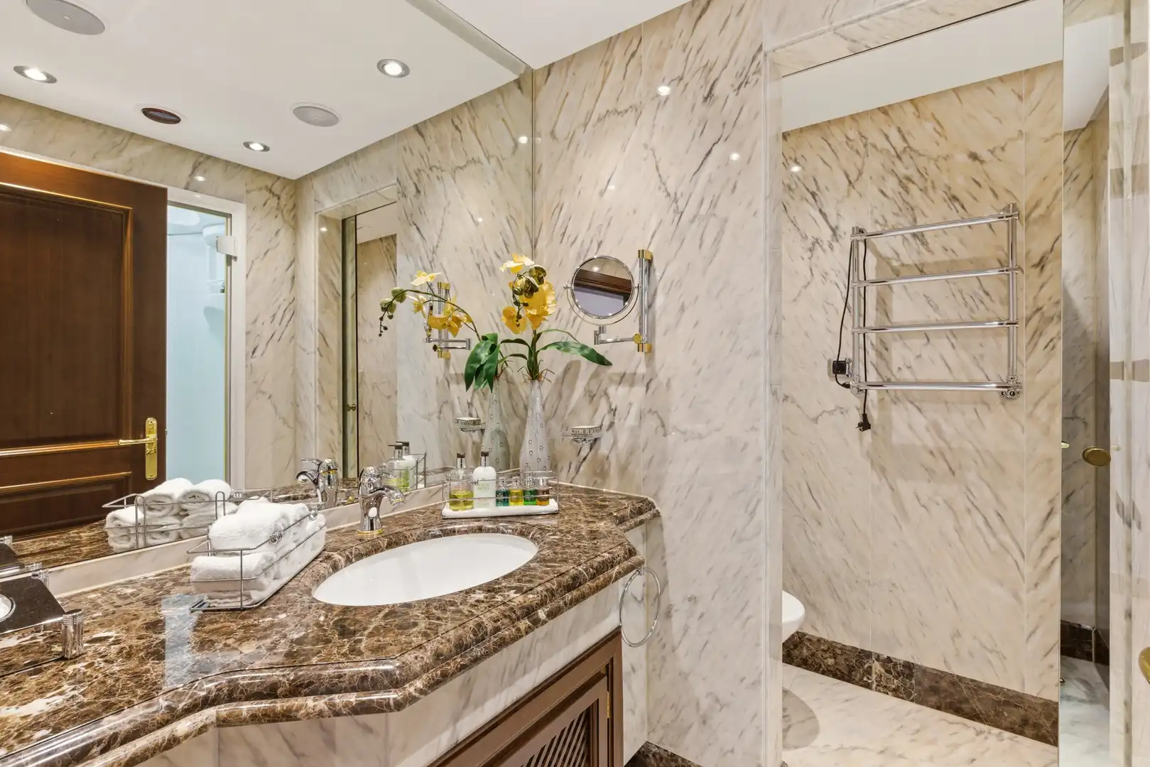 Badezimmer von Wohnungen zum Verkauf in Estepona mit Klimaanlage, Heizung und Terrasse