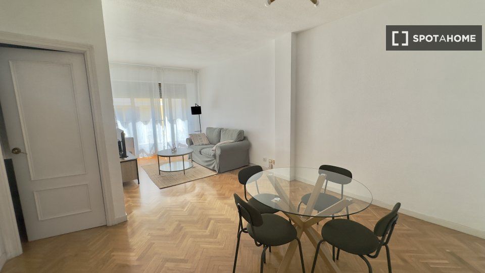 Sala de estar de Piso de alquiler en  Madrid Capital con Aire acondicionado, Calefacción y Amueblado