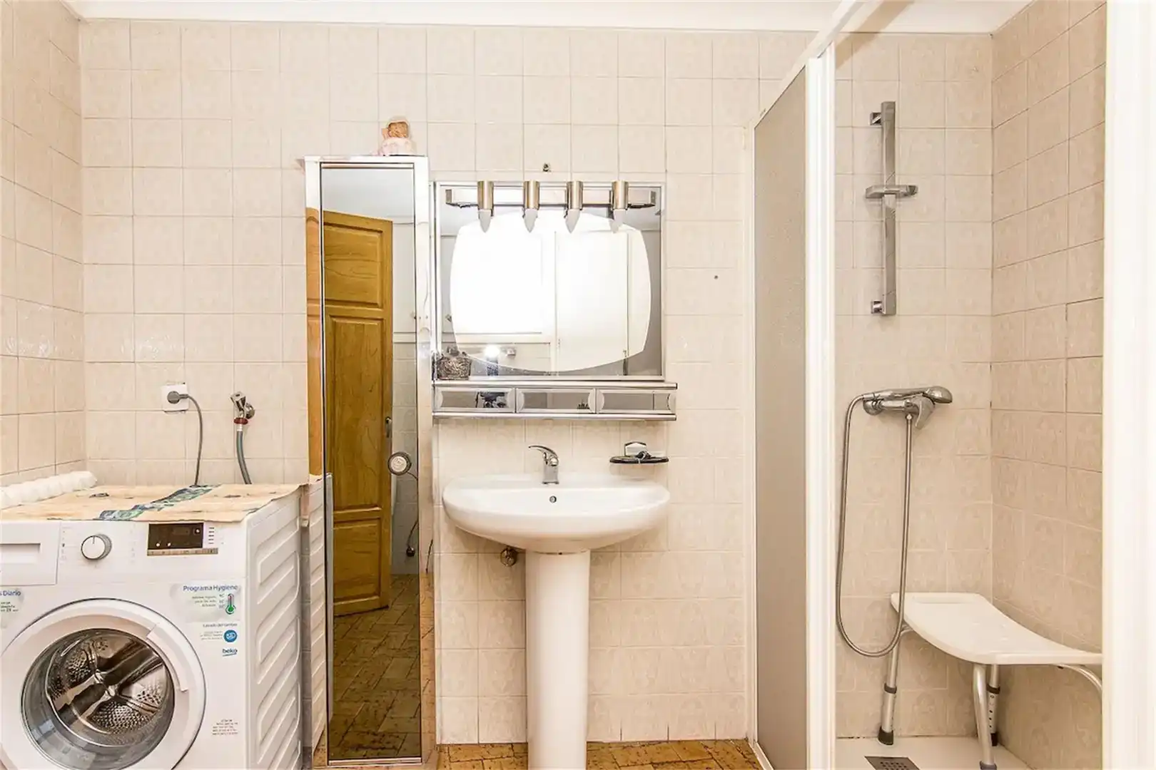Bany de Pis en venda en Cistierna amb Parquet, Moblat i Forn