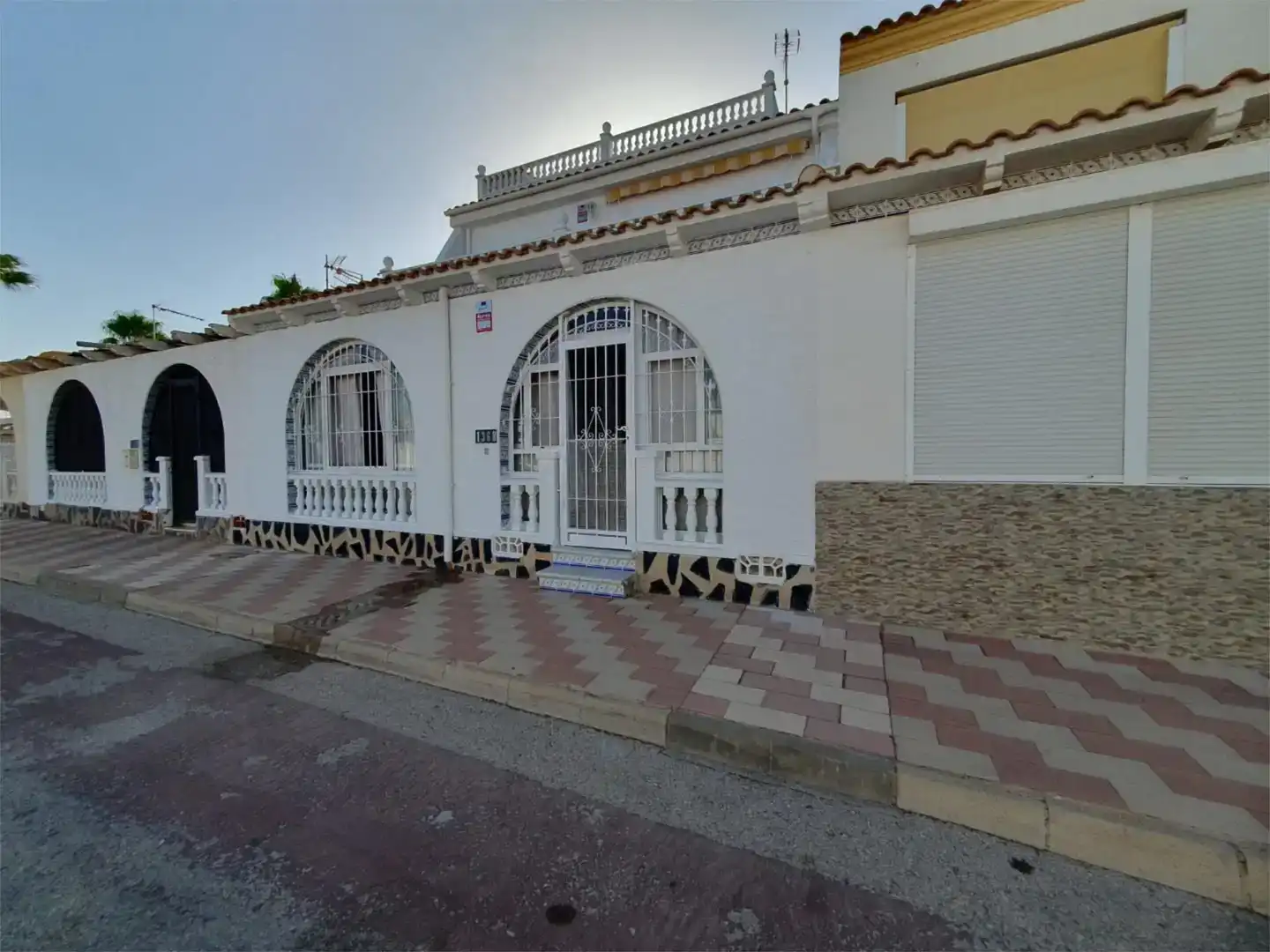 Vista exterior de Casa o xalet en venda en Los Alcázares amb Aire condicionat i Balcó