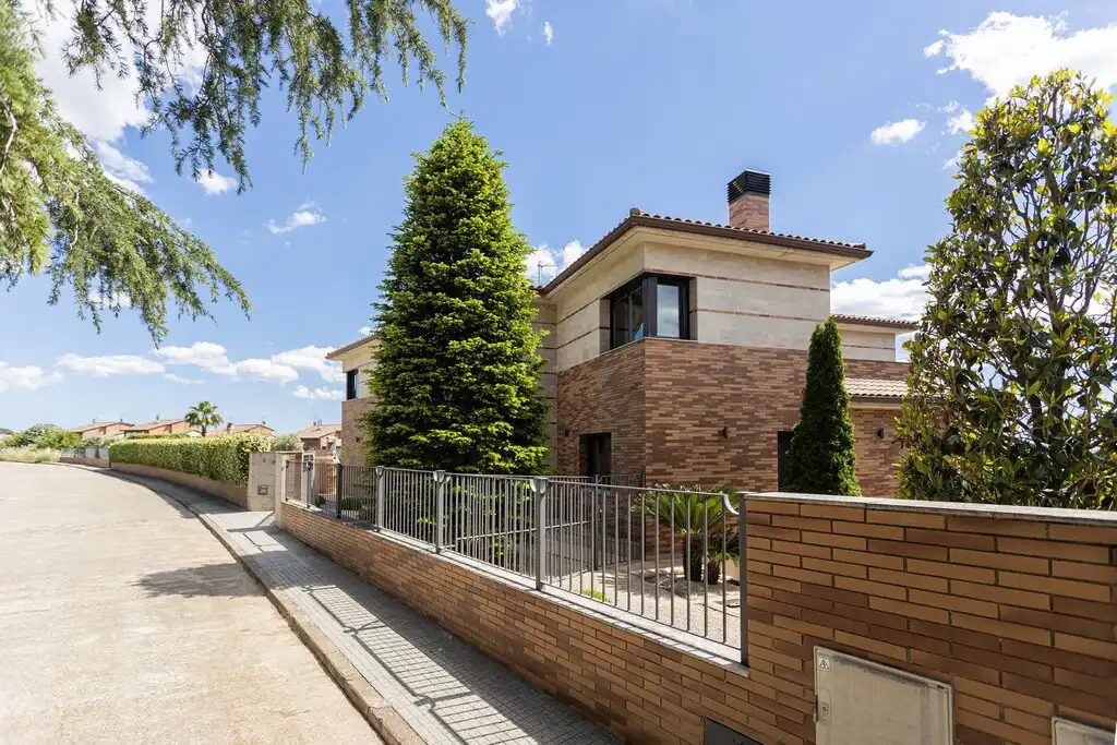 Vista exterior de Casa o xalet en venda en La Garriga amb Aire condicionat, Calefacció i Jardí privat
