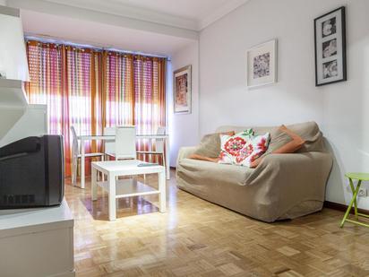 Sala d'estar de Apartament de lloguer en  Madrid Capital amb Calefacció, Moblat i Forn