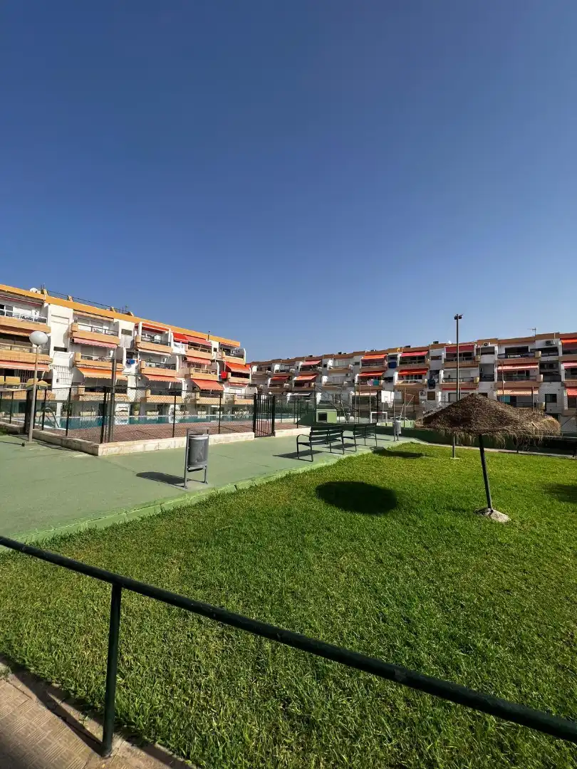 Vista exterior de Pis en venda en Almería amb Piscina comunitària