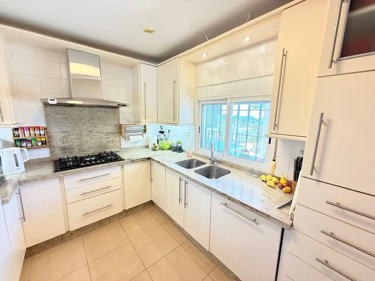Cocina de Casa o chalet en venta en Vélez-Málaga con Aire acondicionado, Calefacción y Jardín privado