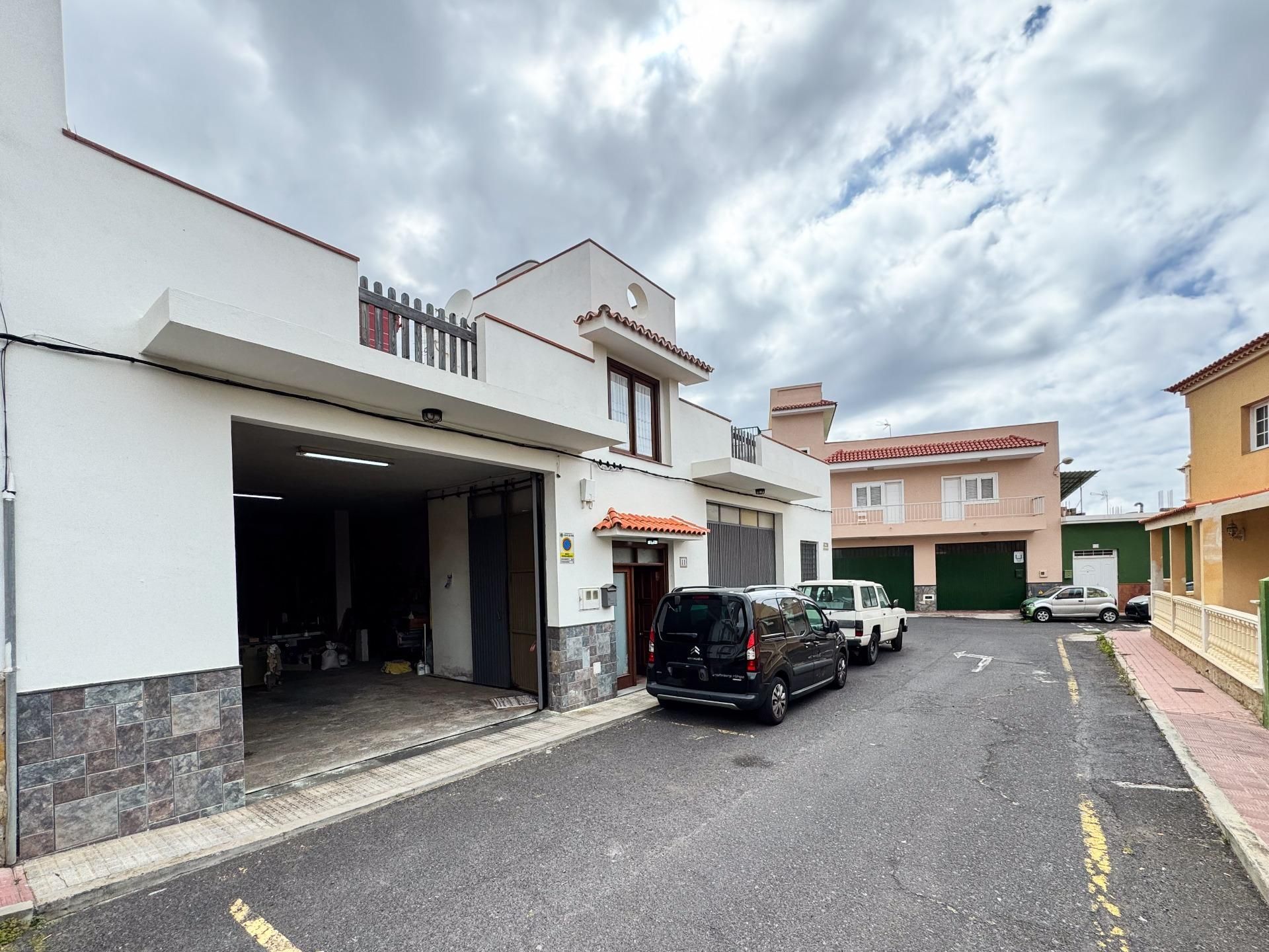 Exterior view of House or chalet for sale in Icod de los Vinos  with Terrace and Storage room