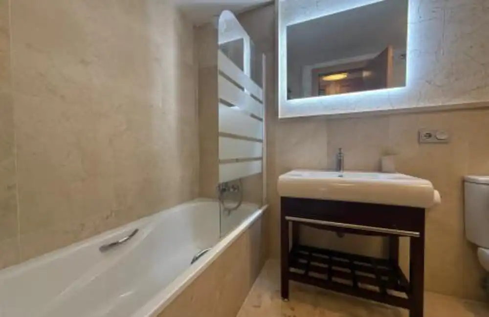 Badezimmer von Wohnungen zur Miete in Benahavís mit Klimaanlage, Terrasse und Schwimmbad