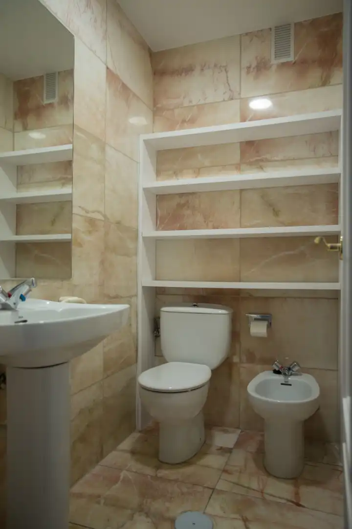 Bathroom of Flat for rent in Madrid  with Air Conditioner, Heating and Parquet flooring