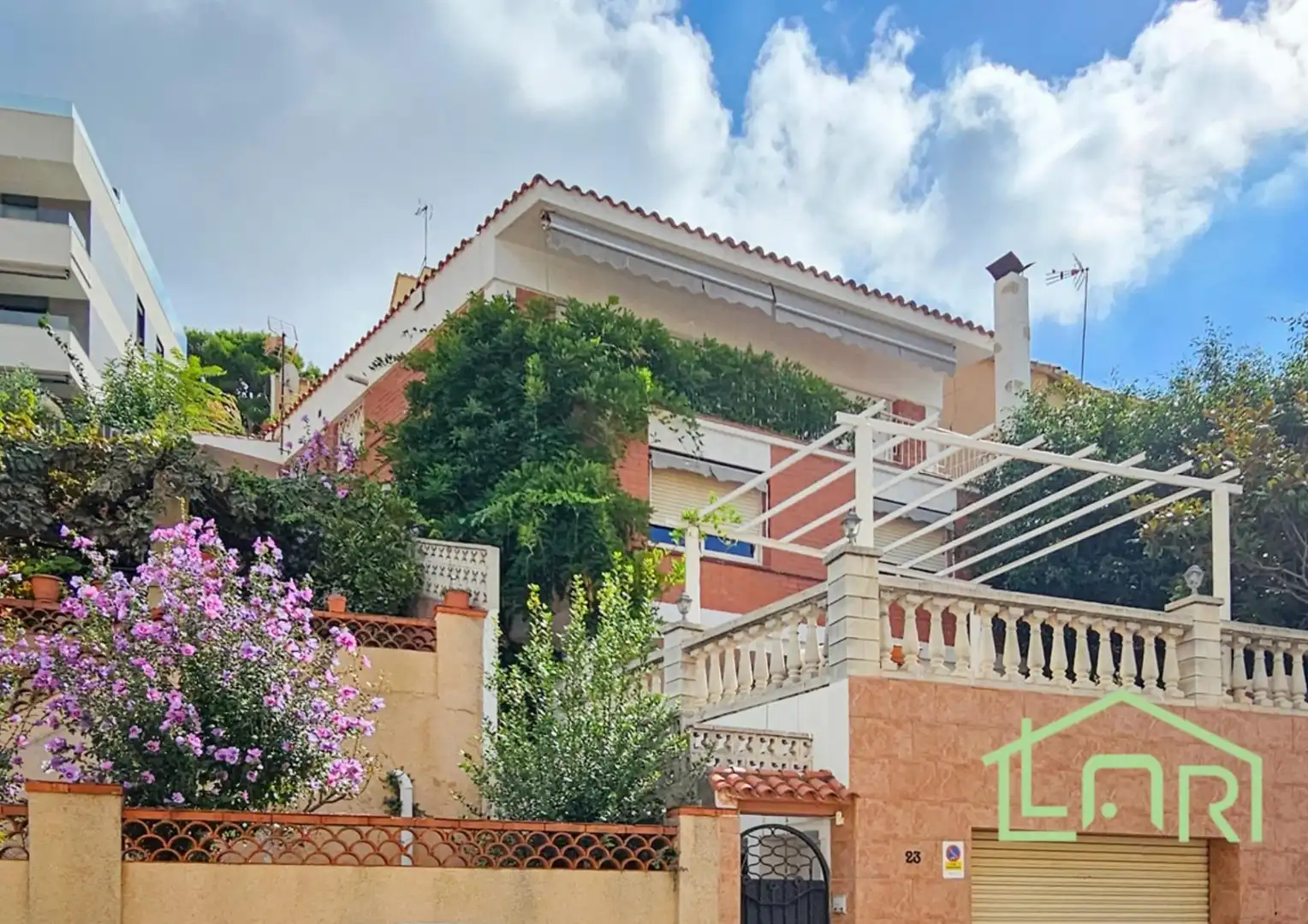 Vista exterior de Casa o xalet en venda en Sant Just Desvern amb Calefacció, Jardí privat i Parquet