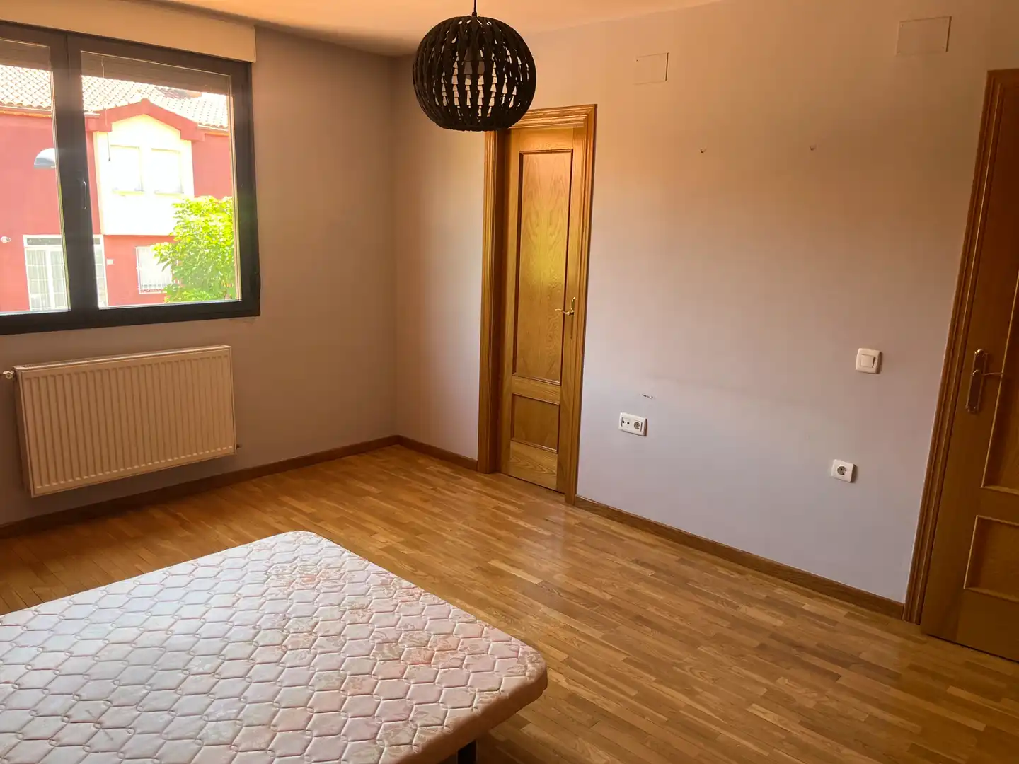 Dormitori de Casa adosada en venda en Monterrubio de Armuña amb Calefacció, Jardí privat i Parquet