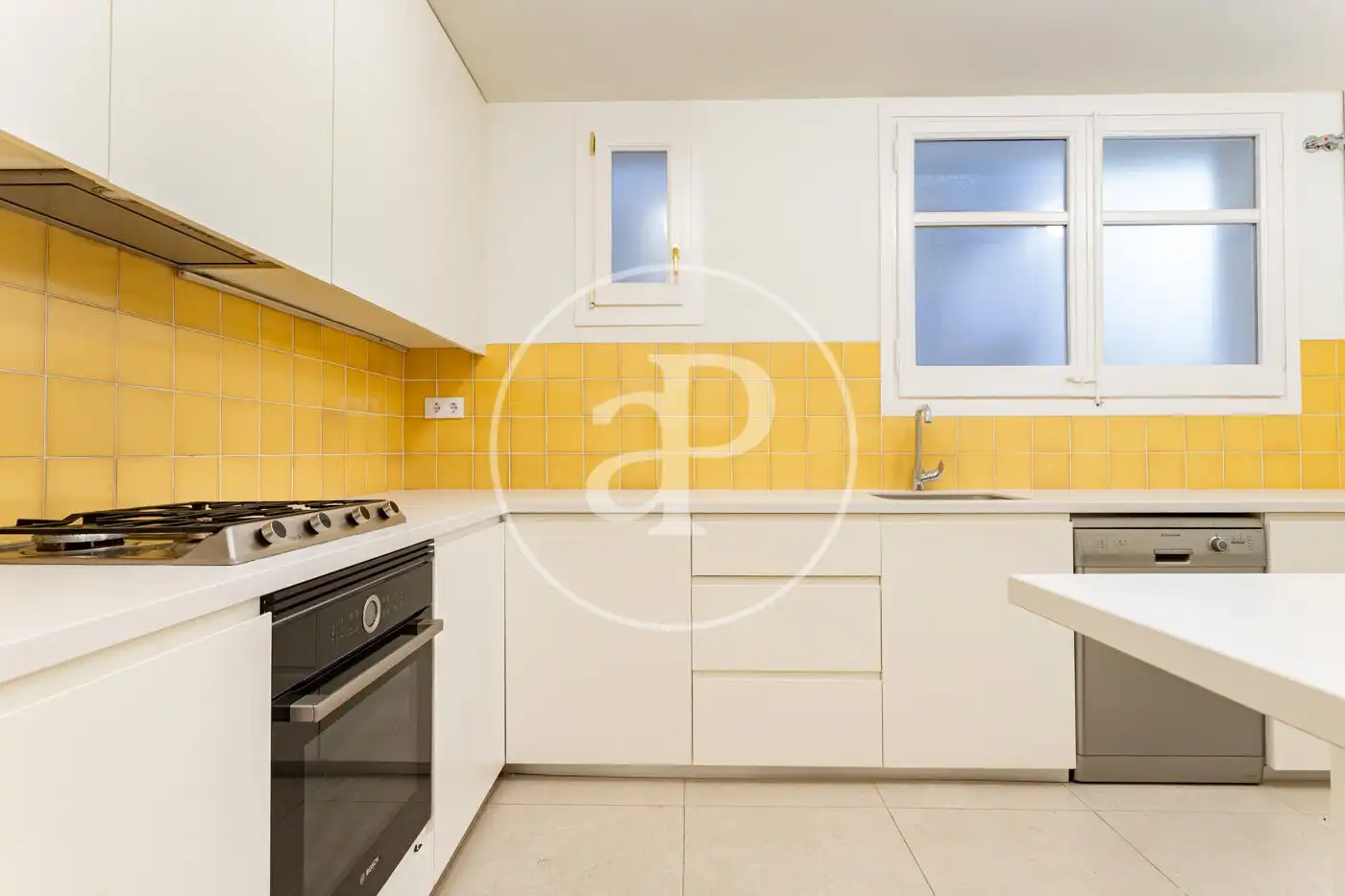 Cuina de Pis de lloguer en Barcelona amb Aire condicionat, Calefacció i Terrassa