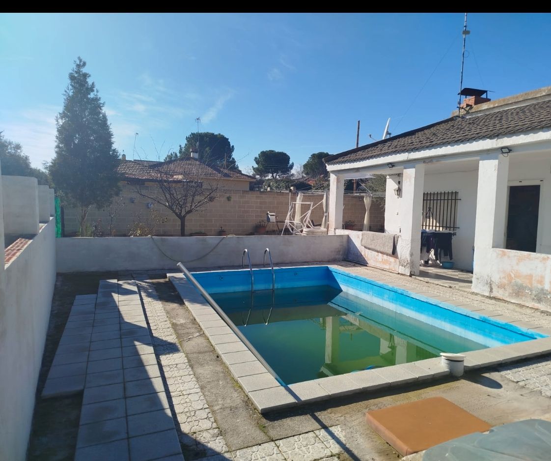 Swimming pool of House or chalet for sale in Yuncos  with Heating, Private garden and Swimming Pool
