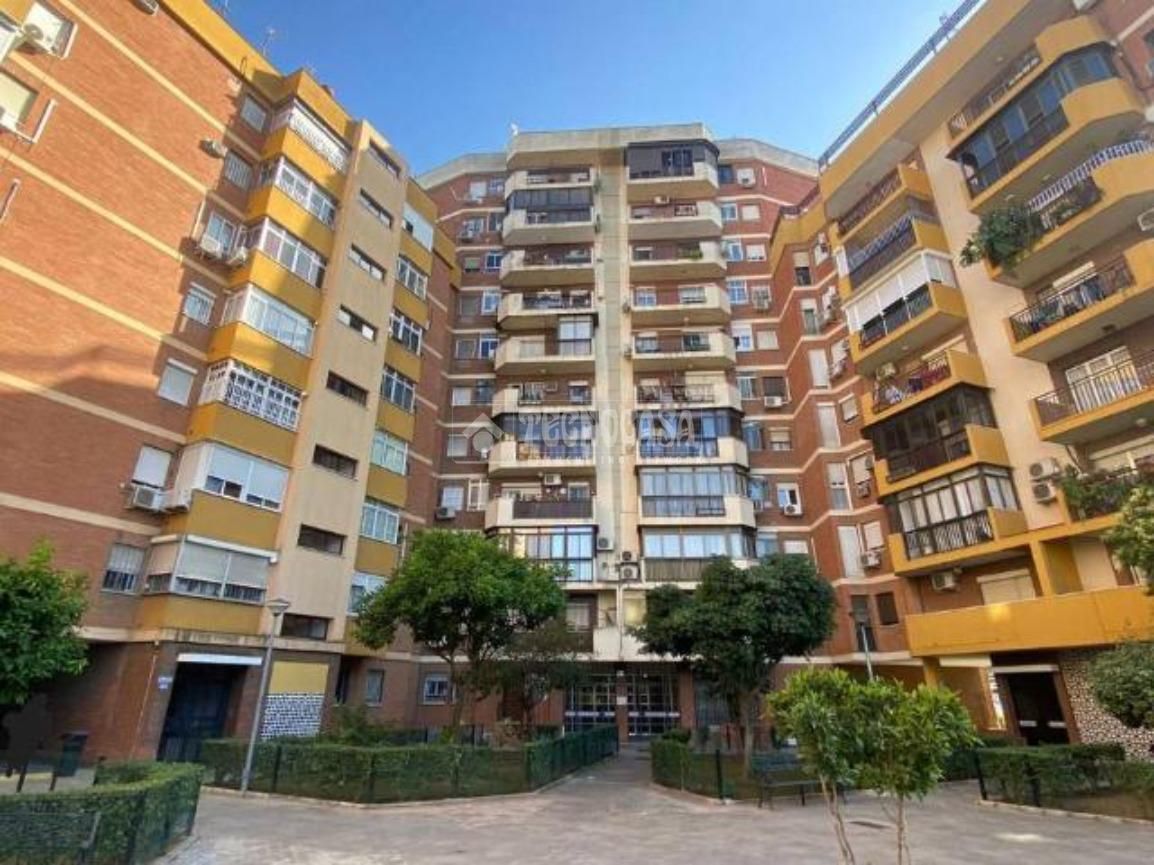 Exterior view of Flat for sale in  Sevilla Capital