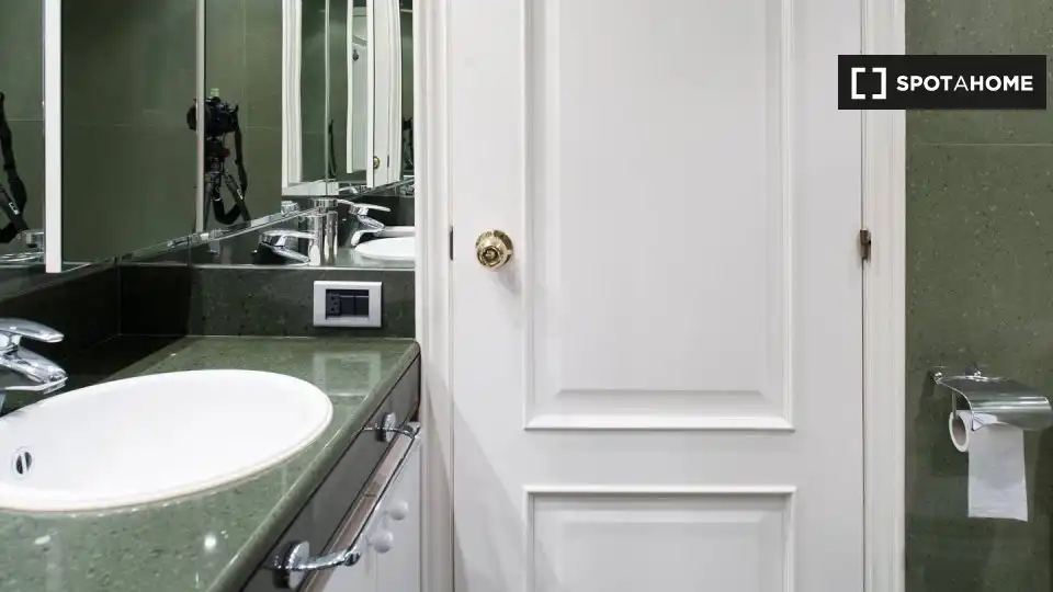 Bany de Apartament per a compartir en Barcelona amb Aire condicionat, Calefacció i Terrassa