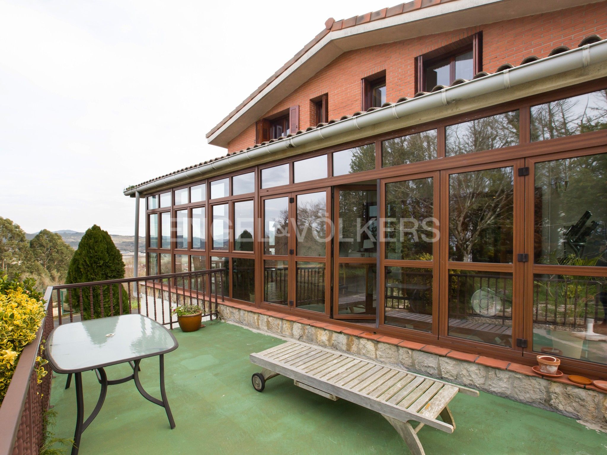 Terrassa de Casa o xalet en venda en Sondika amb Calefacció, Jardí privat i Parquet