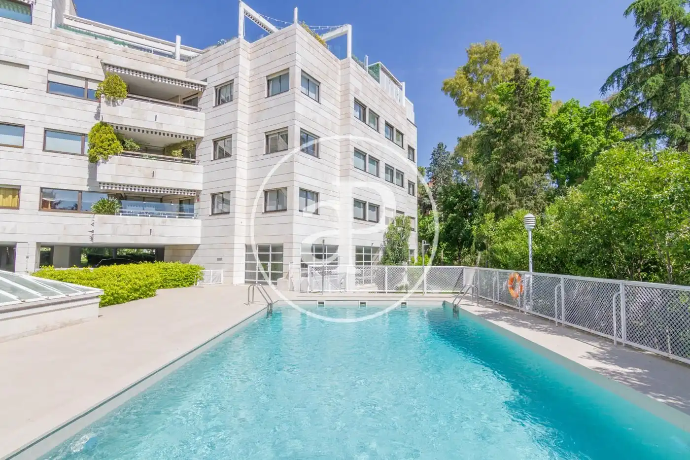 Piscina de Piso de alquiler en Madrid con Aire acondicionado, Calefacción y Jardín privado