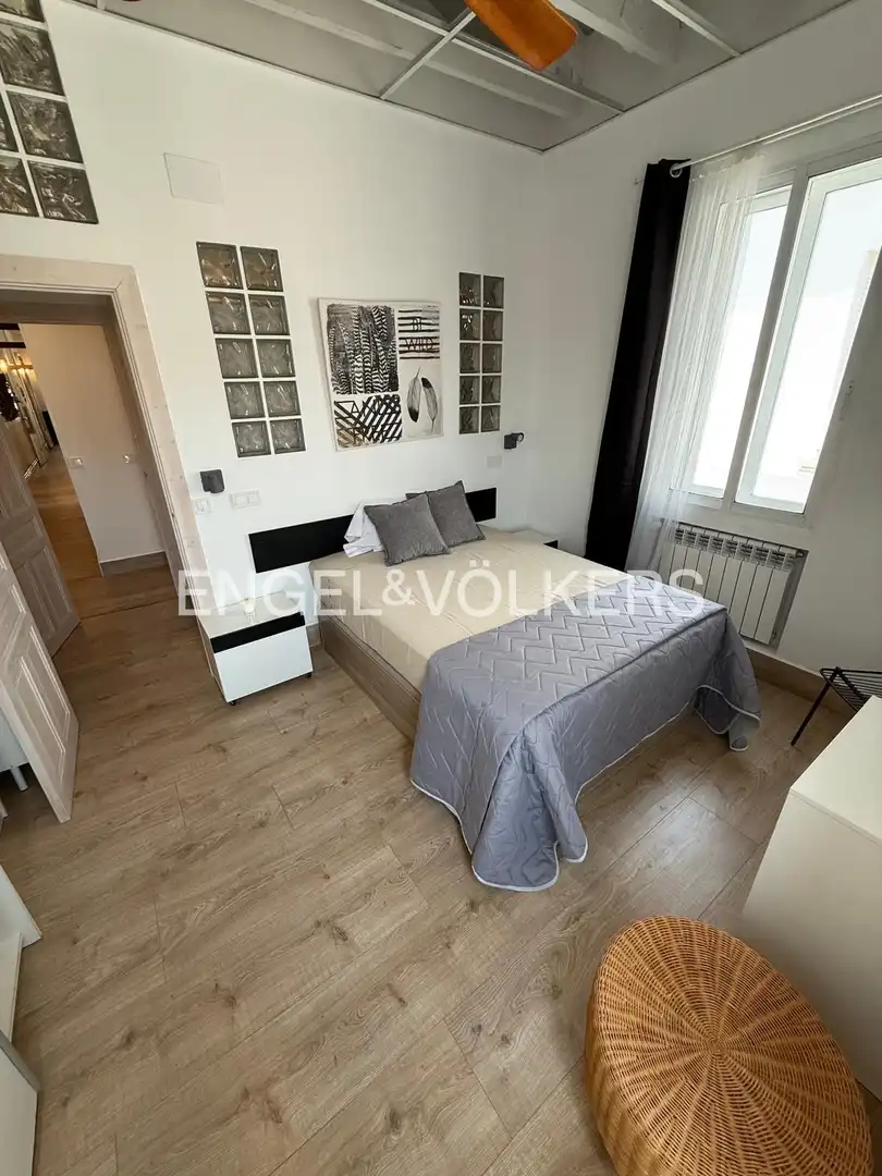 Schlafzimmer von Dachboden zur Miete in Madrid mit Klimaanlage, Heizung und Parkett