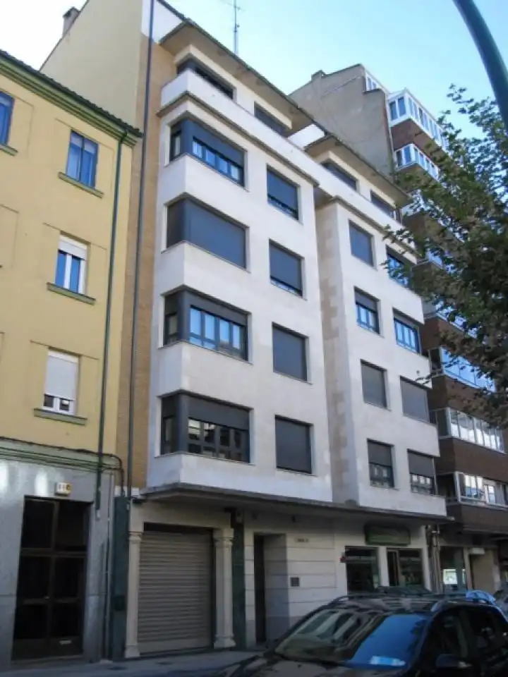 Vista exterior de Apartament de lloguer en León Capital  amb Calefacció i Moblat