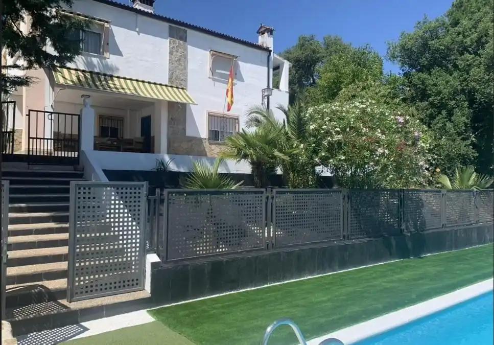 Vista exterior de Casa o chalet en venta en Cáceres con Aire acondicionado, Calefacción y Jardín privado