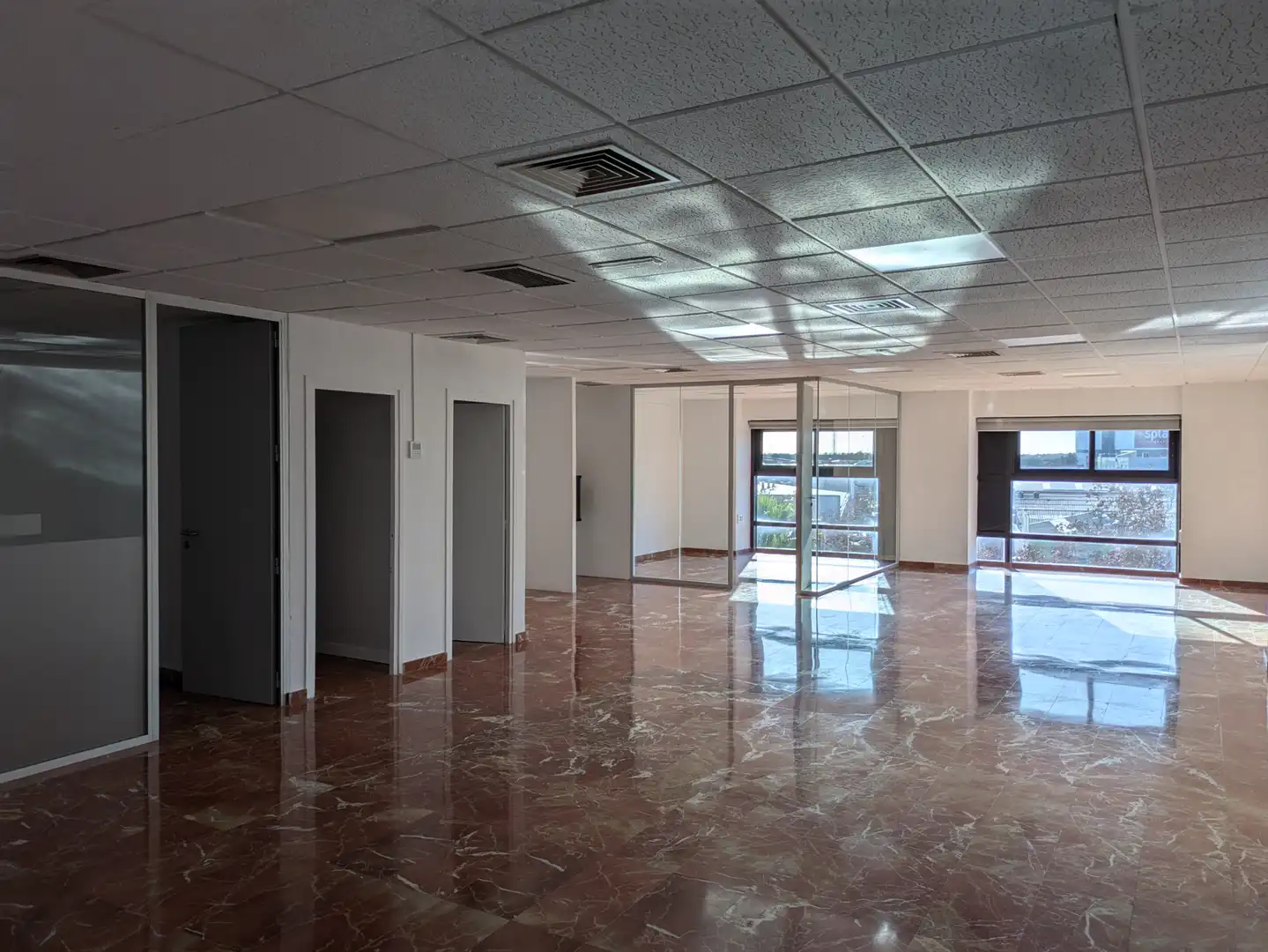 Büro zur Miete in Cornellà de Llobregat mit Klimaanlage, Heizung und Internet