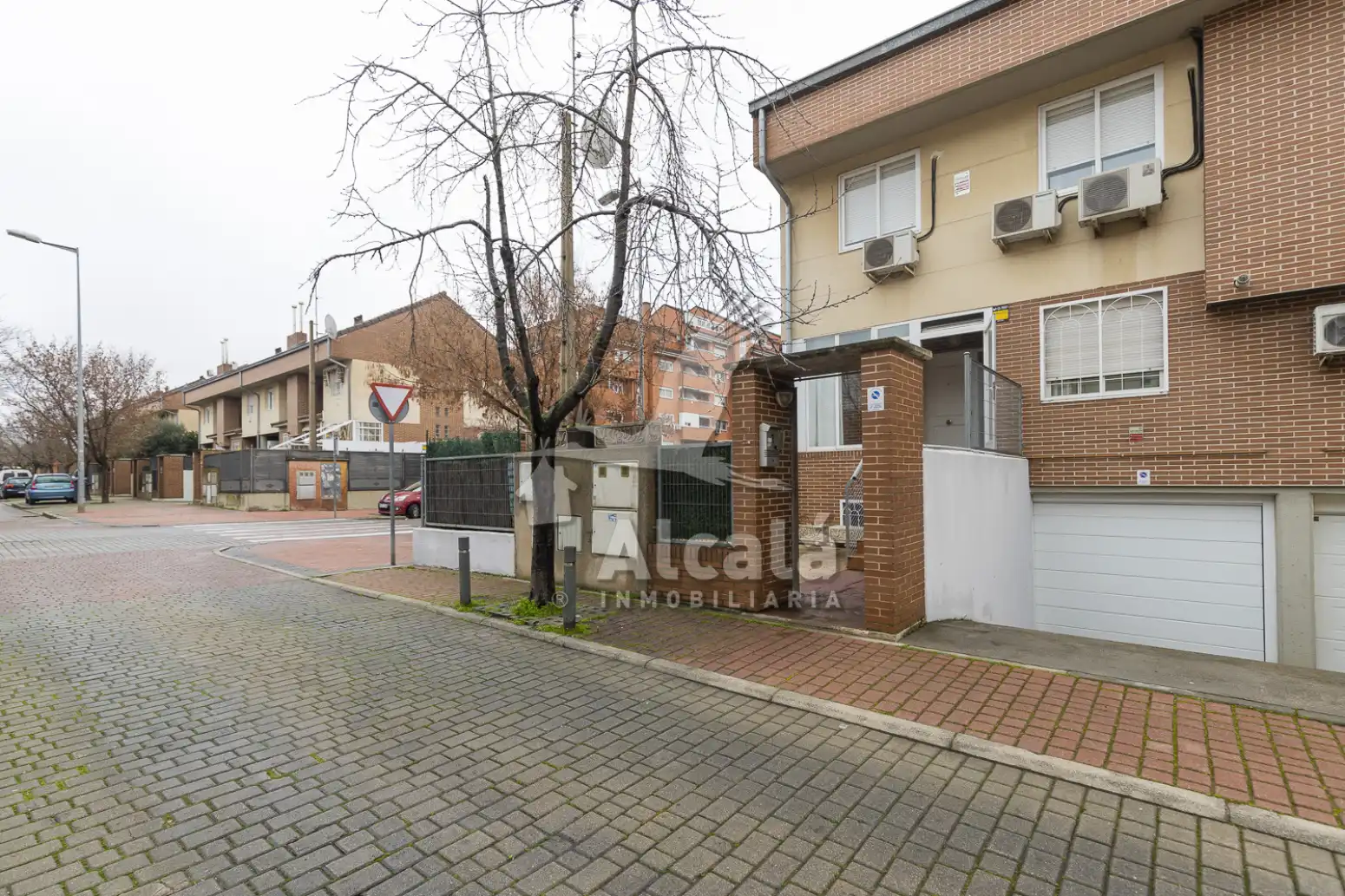 Außenansicht von Einfamilien-Reihenhaus zum Verkauf in Alcalá de Henares mit Heizung und Terrasse