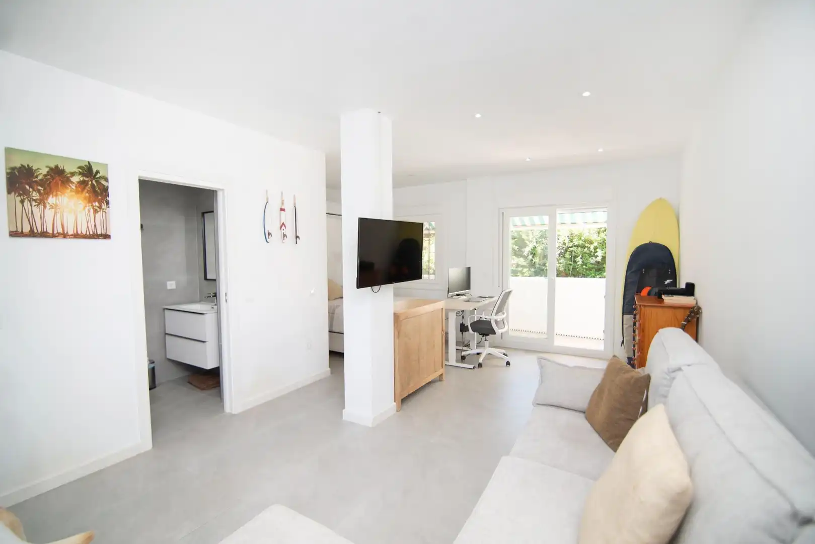 Sala d'estar de Apartament en venda en Chiclana de la Frontera amb Aire condicionat, Jardí privat i Terrassa