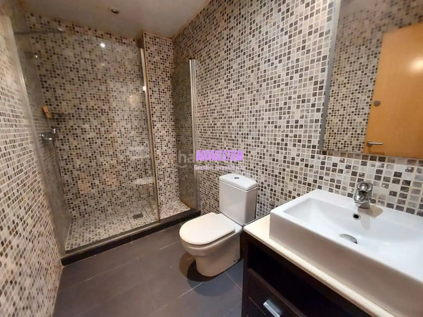 Baño de Estudio de alquiler en Badalona con Parquet y Amueblado
