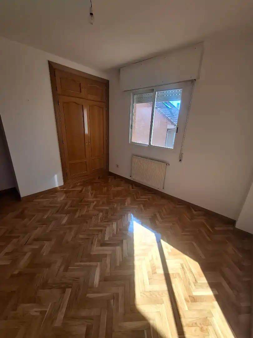Habitación de Casa adosada de alquiler en Villaviciosa de Odón con Aire acondicionado, Calefacción y Jardín privado