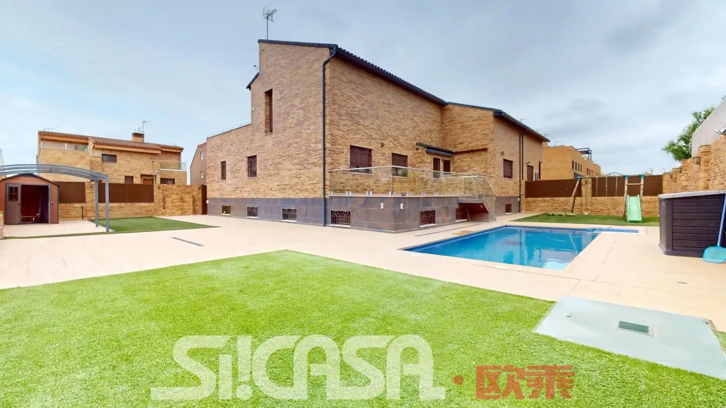 Semi-detached house with pool for sale in Parla Este