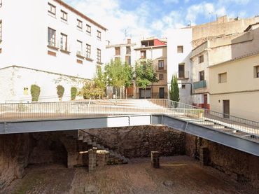 House with balcony for sale in Plaza Sinagoga