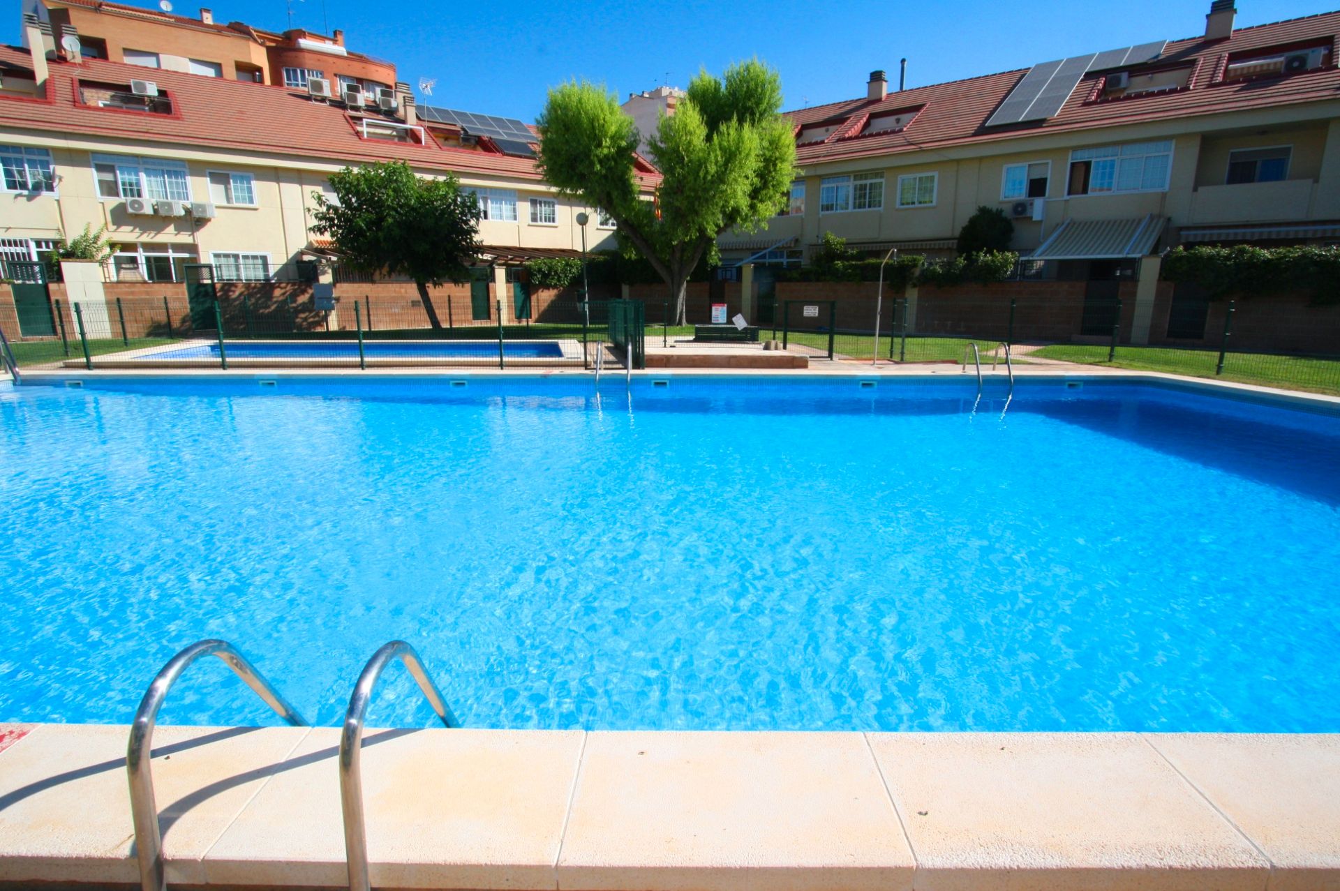 Piscina de Casa adosada en venda en  Albacete Capital amb Aire condicionat, Calefacció i Parquet