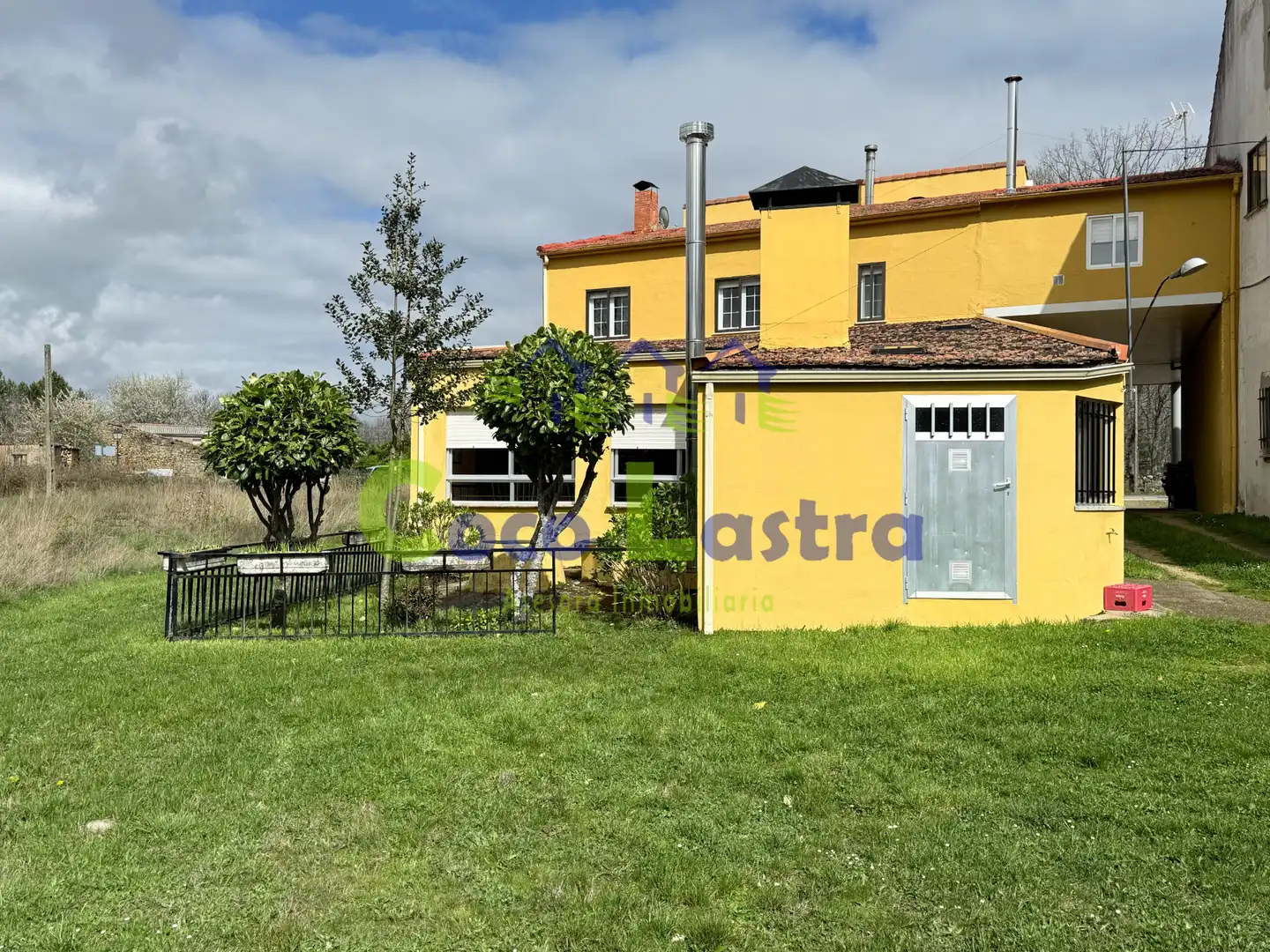 Vista exterior de Casa adosada en venta en Nava de Francia con Calefacción, Jardín privado y Terraza