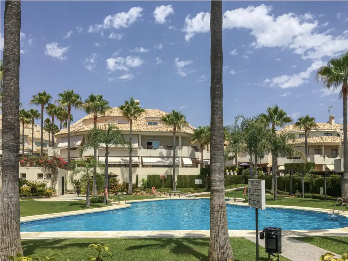 Jardí de Casa adosada en venda en Marbella amb Aire condicionat, Terrassa i Alarma