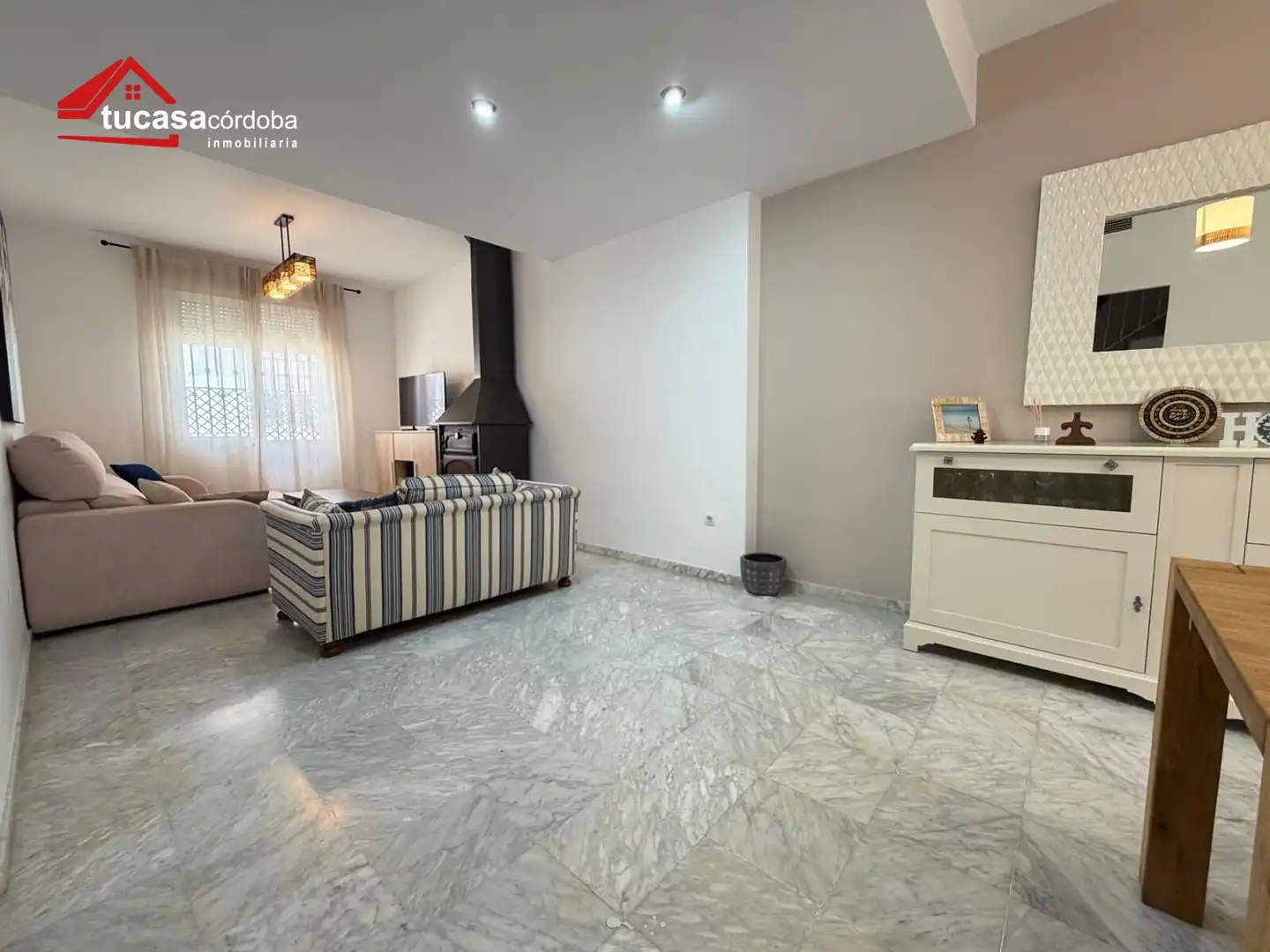 Sala d'estar de Casa adosada en venda en Córdoba amb Aire condicionat i Terrassa