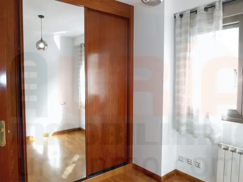 Schlafzimmer von Wohnung zur Miete in Oviedo  mit Heizung, Abstellraum und Ofen