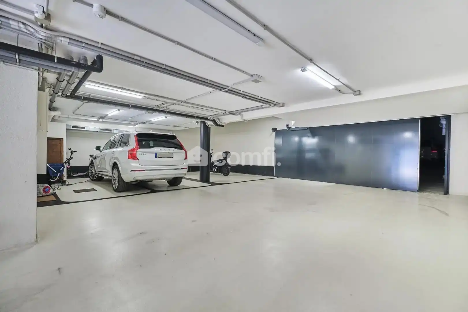 Parkplatz von Einfamilien-Reihenhaus zum Verkauf in Barcelona mit Klimaanlage, Heizung und Terrasse