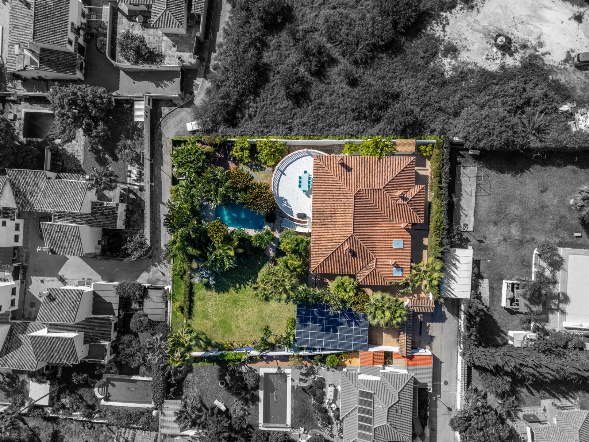 Vista exterior de Casa o xalet en venda en Marbella amb Aire condicionat, Jardí privat i Terrassa